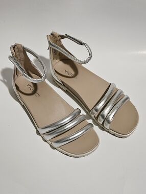 NEW Vionic Leather Silver Sandals 7.5